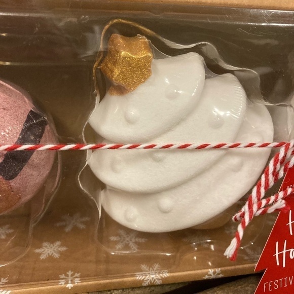 NIB! NEW HAPPY HOLIDAYS FESTIVE PEPPERMINT BATH FIZZERS - Picture 4 of 12